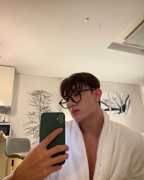 Kim Hyeon Joong, Heart Eyes, Fav Celebs, Korean Men, Korean Actors, Boyfriend Material, Pretty People, Influencer, Mirror Selfie