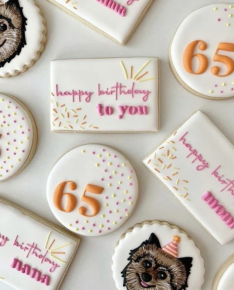 Simple Birthday Cookies Royal Icing, Birthday Iced Cookies, Birthday Cookies Aesthetic, Simple Birthday Cookies, 60th Cookies Birthday, Royal Icing Cookies Birthday, Happy Birthday Royal Icing Cookies, Happy Birthday Cookies Decorated, Simple Birthday Cookies Decorated