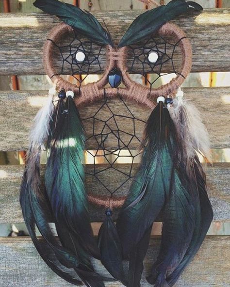 So pretty. I know someone who was great at making these...wish she could make me one. Atrapasueños Diy, Owl Dream Catcher, Diy Tumblr, Dream Catcher Craft, Owl Crafts, Beautiful Owl, Dream Catcher Diy, Feather Crafts, Dreamcatchers