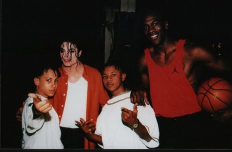 MJ, world famous basketball player Michael Jordan and rap duo Kriss Kross on the set of Jam video 1992 Michael Jackson Jam, Mj Dangerous, Kriss Kross, Kris Kross, Michael Jordan Photos, Michael Jackson Rare, I Love Being Black, Photos Of Michael Jackson, King Of Pop