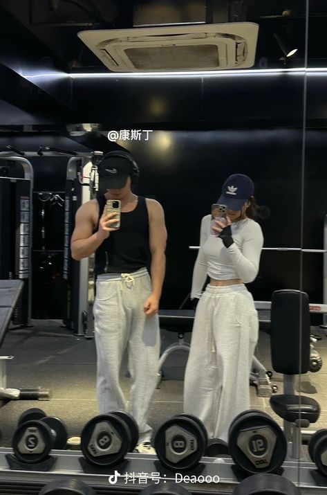 Gym Couples Pics, Gym Date Aesthetic, Gym Friends Aesthetic, Gym With Boyfriend, Gym Couple Poses, Gym Couple Aesthetic, Gym Boyfriend, Couple Poses Ideas, Gym Poses