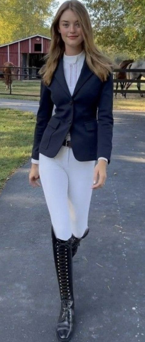 Horses Riding Outfit, Horse Girl Aesthetic Outfit, Outfit Horse Riding, English Riding Outfit Equestrian, Equestrian Outfits Women, Equestrian Outfits Casual, Horse Riding Outfits, Horse Riding Outfit Women, Horse Rider Outfit