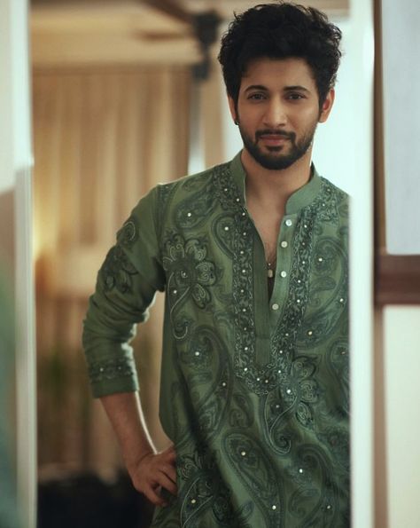 Kurta Poses, Indian Formals, Rohit Saraf, Mehendi Dress, India Fashion Men, Indian Wedding Suits Men, Shadi Dress, Latest Kurta Designs, Indian Wedding Clothes For Men