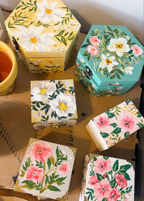 Paint On Box Ideas, Painting Ideas On Jewelry Boxes, Painted Trinket Box Ideas, Painting Wooden Boxes Ideas, Diy Box Decorating Ideas, Painted Wooden Boxes Diy Ideas, Memory Box Painting Ideas, Trinket Box Painting Ideas, Painting Boxes Ideas