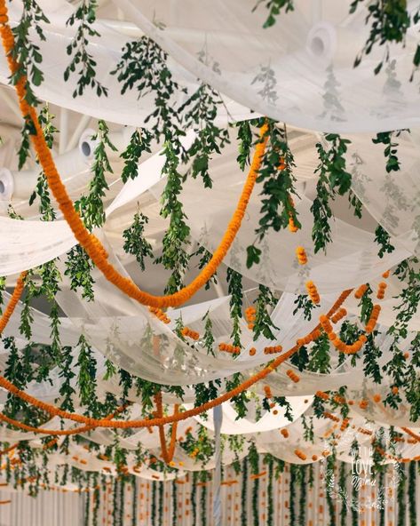 Small Wedding Indian, Indian Floral Aesthetic, Indian Wedding Decor Aesthetic, Enchanted Forest Indian Wedding, Indian Wedding Decorations Simple, Indian Wedding Simple Decorations, Fall Indian Wedding Decor, House Decor Indian Wedding, Indian Backyard Wedding