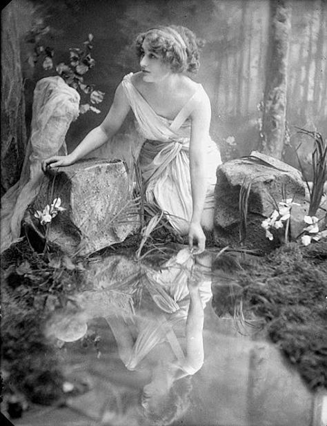 vintage photo: inkspired musings: I spy with my little eye a fluttering fairy nearby.. Cecil Beaton, Vintage Blog, Film History, Silent Film, 인물 사진, Vintage Photographs, Vintage Beauty, Vintage Photography, Dark Art