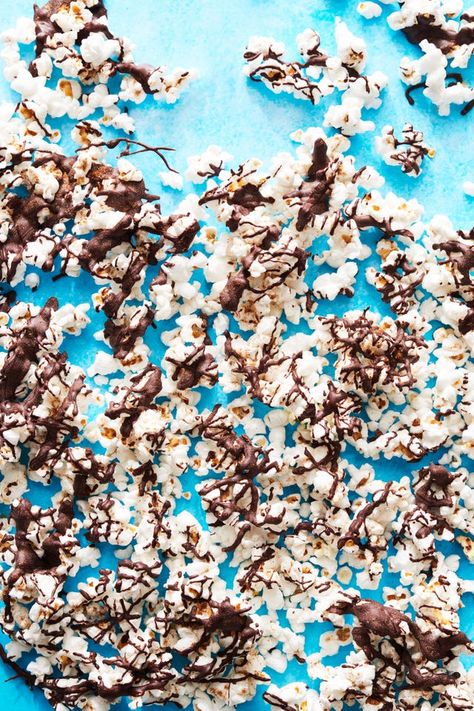 Popcorn covered in chocolate on top of a blue sheet. Foods For Inflammation, Foods For Constipation, Best Foods For Constipation, Drizzled Popcorn, Chocolate Drizzled Popcorn, Foods To Help Constipation, Heart Healthy Snacks, Spiced Popcorn, Nutrition Website