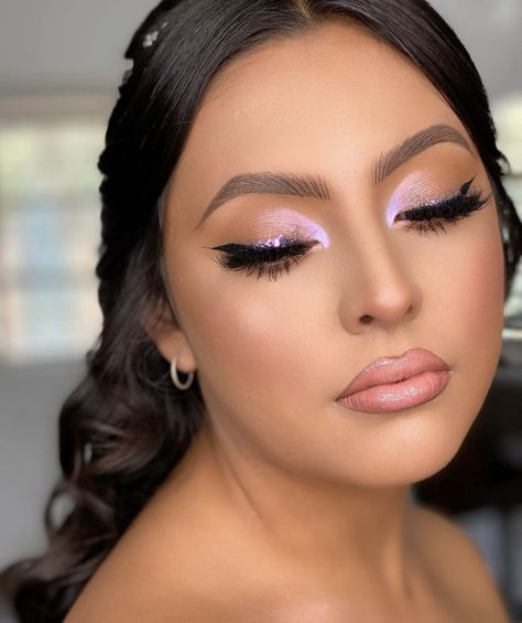 Makeup Looks Light Purple, Natural Glitter Makeup Looks, Lilac Dress Makeup Look, Makeup Ideas For Lilac Dress, Purple Quince Eye Makeup, Quince Makeup Purple And Gold, Purple Quince Makeup Ideas, Natural Lilac Makeup, Lavander Makeup For Quince