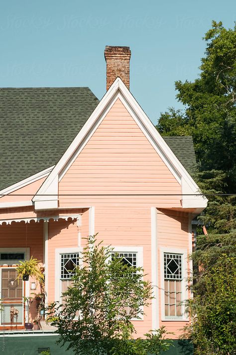 Exterior of a pastel pink or peach historic old house from the early 1900s.  Pensacola, Florida, USA. Peach House Exterior Paint Colors, Peach House Exterior, Cute Pink House, Peach Beach, House Exterior Paint, Pensacola Florida, Pink House, Pink Houses, Florida Usa