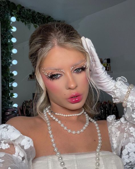 J A D E L A U R E N on Instagram: “𝔊𝔦𝔩𝔡𝔢𝔡 𝔊𝔩𝔞𝔪𝔬𝔲𝔯 🤍 Me turning up to the met gala fashionably late like 👀 Makeup inspired by @branalunan and @makeupbysamanthaharvey 🙌🏼…” Gilded Glamour Makeup, Artdeco Cosmetics, Fixing Powder, Gilded Glamour, Born This Way Concealer, Makeup Inspired, Fashionably Late, The Met Gala, Bronzing Powder