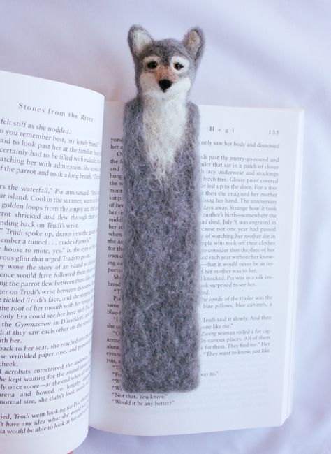 Needle felted wolf bookmark Needle Felted Bookmarks, Wolf Bookmark, Fox Bookmark, Felted Fox, Felted Crafts, Felt Bookmark, Needle Felting Diy, Felt Fox, Felting Ideas