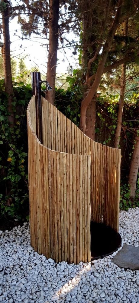 Imagine yourself on a tropical island or even safari with a garden shower to rinse of the day’s heat. Beach Outside Shower Ideas, Outdoor Bathing Area, Outdoor Changing Area, Outside Shower Ideas Backyards, Garden Shower Ideas, Camping Chic, Outside Showers, Outdoor Shower Enclosure, Outdoor Bathroom Design