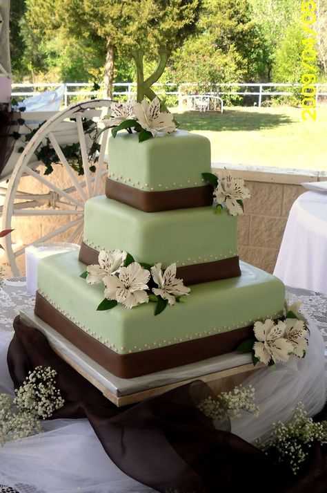 Stacked Cake, Green Fall Weddings, Fondant Roller, Wedding Cake Fresh Flowers, Green Wedding Cake, How To Stack Cakes, Wedding Mint Green, Chocolate Wedding, Chocolate Wedding Cake