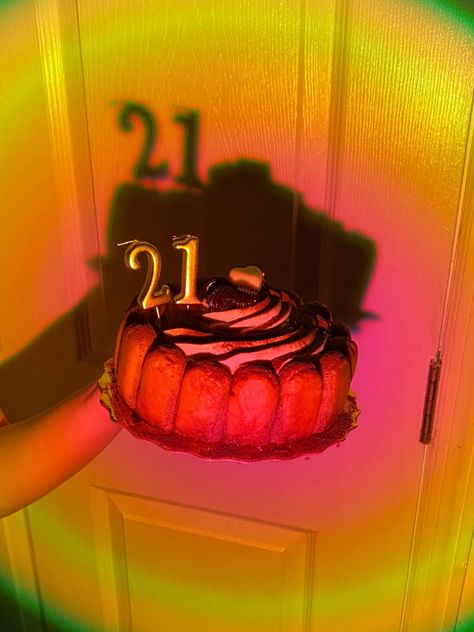 21st birthday pics inspo aesthetic sunset lamp♡ Aesthetic Sunset Lamp Pictures, Sunset Lamp Birthday Photoshoot, 21st Birthday Pics, 21st Birthday Aesthetic, 22nd Bday, Cake Photoshoot, Photoshoot Birthday, Sun Lamp, Birthday 21st