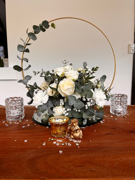 Centre de table cercle doré, fleurs blanches et eucalyptus Deco Table Ronde, Enchanted Forest Prom, Greenery Wedding Decor, Wedding Entrance Decor, Centre Table, Blue Wedding Flowers, Wedding Entrance, Entrance Decor, Pearl Wedding