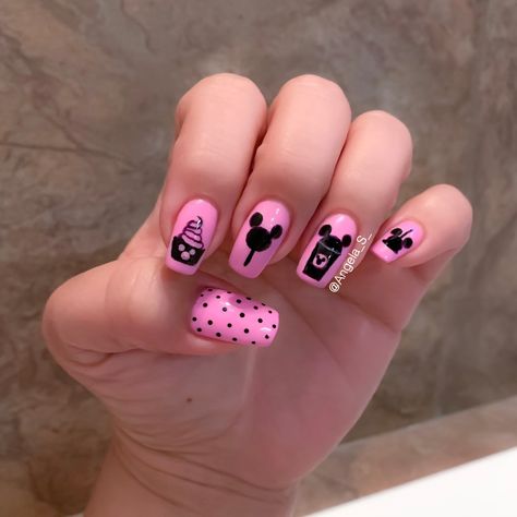 Disney Snack Nails, Snack Nails, Pink Disney Nails, Mickey And Minnie Nails, Disney Gel Nails, Minnie Nails, Disney Themed Nails, Disney Princess Nails, Disneyland Nails