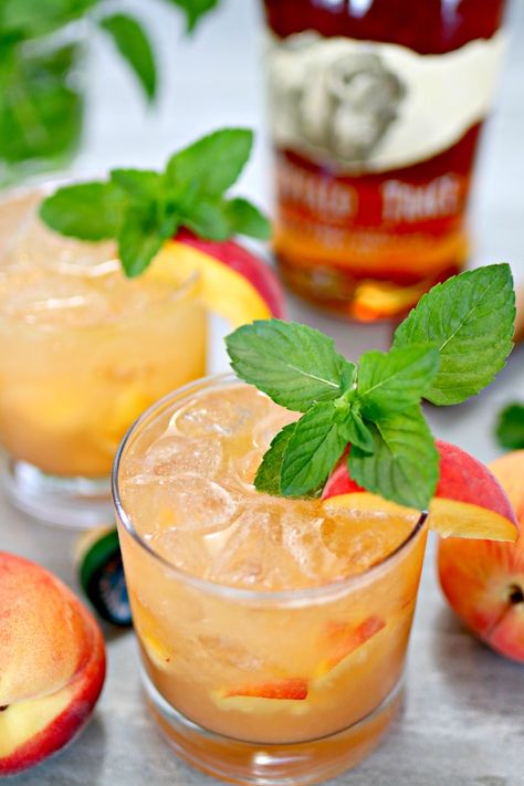 Peach Bourbon, Cocktail Vodka, Bourbon Smash, Cocktail Gin, Peach Cocktail, Ginger Peach, Bourbon Drinks, Refreshing Summer Cocktails, Refreshing Summer Drinks