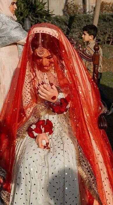 Simple Nikah Dress Pakistani, Nikkah Chaadar, White Nikkah Dress With Red Dupatta, Fake Nikkah Snaps, Simple Nikah Outfit, Nikah Dress Pakistani, Nikkah Aesthetic, White Nikkah Dress, Nikah Bride