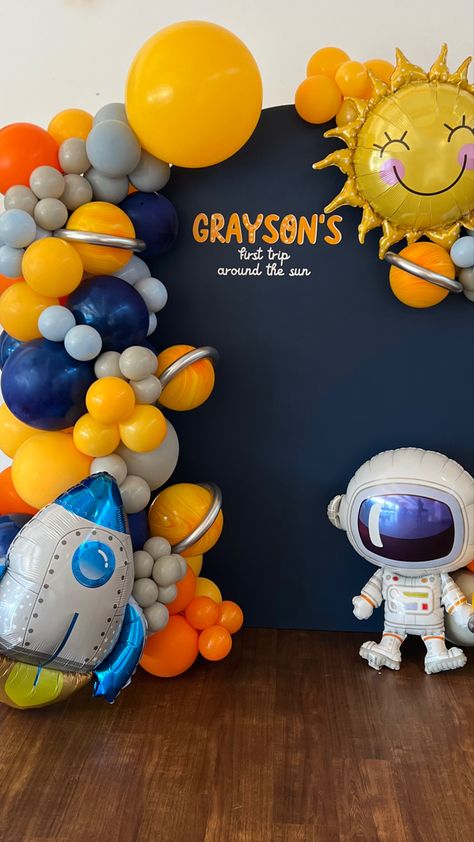 Astronaut Balloon, Balloon Birthday Themes, Sun Birthday, Astronaut Party, Boys First Birthday Party Ideas, Boy Birthday Decorations, Baby Birthday Decorations, Boys 1st Birthday Party Ideas, Astronaut Birthday