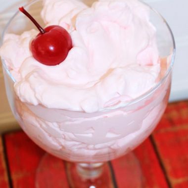 Cherry whipped cream Cherry Whipped Cream Frosting, Cherry Whipped Cream, Sheppards Pie Recipe, Chocolate Cherry Cookies, Flavored Whipped Cream, Whipped Cream Recipe, Easy Dessert Recipes Quick, Recipes With Whipping Cream, Cherry Cookies