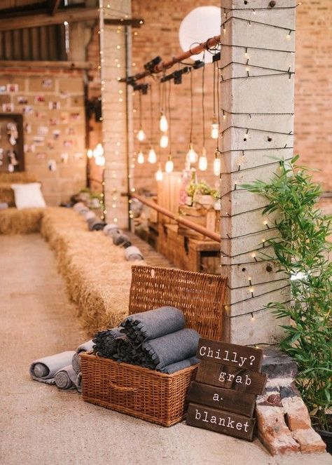 Winter Wedding Trends, Rustic Barn Wedding Decorations, Colorful Wedding Flowers, Barn Wedding Decorations, Rustic Wedding Diy, Hay Bales, Barn Weddings, Rustic Barn Wedding, Wedding Winter