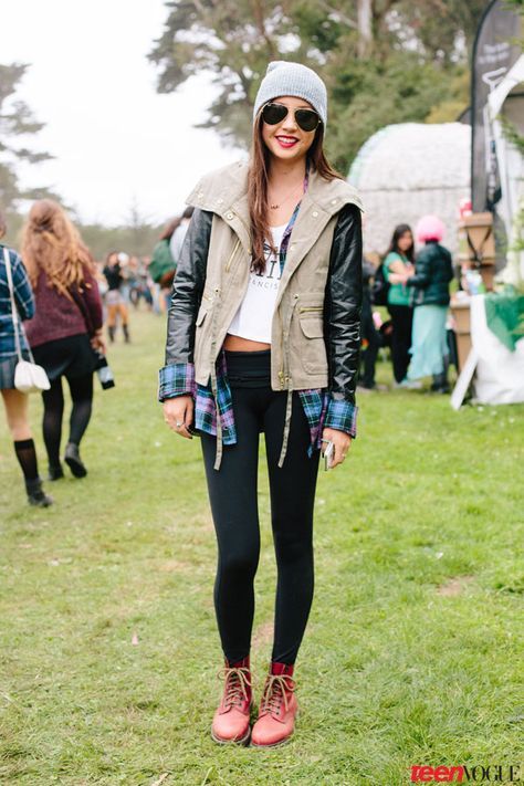 San Francisco Shows off Festival Style (with a Chilly Twist!) at Outside Lands; Red boots + a two-tone jacket = totally rad. What To Wear To Festival Outfit Ideas, Outside Lands Outfit San Francisco, Winter Festival Outfit Cold, Cold Weather Festival Outfit, Winter Music Festival Outfit, Festival Outfit Cold Weather, Fall Music Festival Outfit, Fran Style, Estilo Tomboy