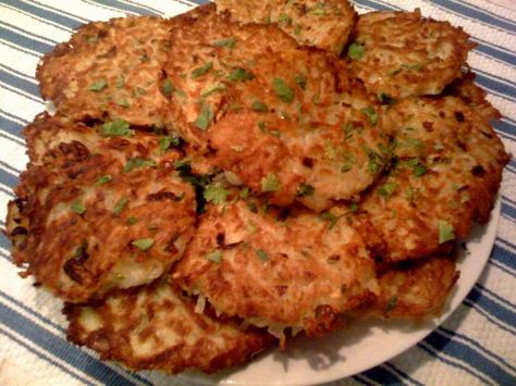 German potato pancakes - dinner tonight by request of my husband! Potato Pancakes Recipe, German Potato Pancakes, Potatoe Pancake Recipe, Oktoberfest Food, German Potato, German Potatoes, German Style, Potato Pancakes, European Food