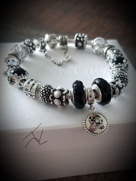 Pandora calaveras Dr Accessories, Pandora Black, Bracelet Pandora, Grunge Y2k, Pandora Bracelets, Pandora Charms, Pandora Charm Bracelet, Charm Bracelet, Diamonds