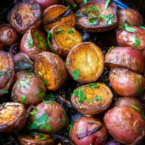 Grilled Red Potatoes, Cooking Red Potatoes, Red Bliss Potatoes, Roasted Red Potatoes, Types Of Potatoes, Iron Recipes, Iron Skillet Recipes, Skillet Recipes, Cast Iron Skillet Recipes