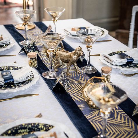 Top déco de Noël : les plus belles tables - Idées de fêtes Blue Christmas Decor, Dining Table Placemats, Tafel Decor, Blue Christmas Tree, Gold Christmas Decorations, Dinner Table Decor, בר מצווה, Art Deco Table, Holiday Centerpieces