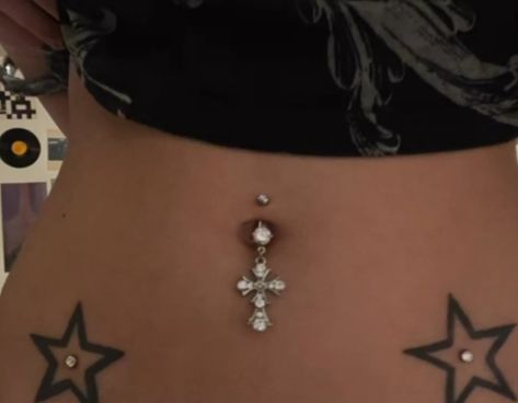 Belly Piercing Cross, Cross Belly Button Piercing, Naval Piercing Aesthetic, Belly Piercing Aesthetic, Piercings Grunge, Body Peircings, Bellybutton Piercings, Belly Piercing Jewelry, Cool Piercings