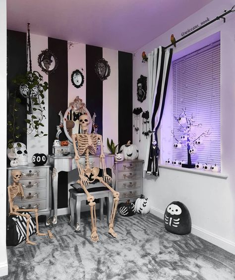 Cute Goth Bedroom Ideas, Goth Princess Bedroom, Girly Goth Aesthetic Room, Girly Gothic Bedroom, Goth Nail Salon Decor, Goth Aesthetic Home Decor, Girly Goth Bedroom, Spooky Vanity, Goth Salon