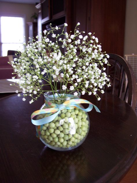 Favor for a baby shower- vase filled with fresh sweet peas and topped off with baby's breath of course! Baby Boy Shower Table Centerpieces, Baby Shower Ideas For Twins, Baby Shower Party Favors Girl, Baby Shower Cake Sayings, Sweet Pea Baby Shower, Baby Shower Card Box, Twin Boys Baby Shower, Baby Shower Sweets, Two Peas In A Pod