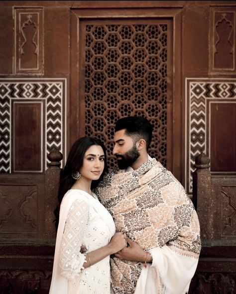 Engagement Portraits Poses, Indian Wedding Pictures, Prenuptial Photoshoot, Creative Couples Photography, Pre Wedding Photoshoot Props, Indian Wedding Poses, Pre Wedding Photoshoot Outfit, Pre Wedding Videos, Wedding Photoshoot Props