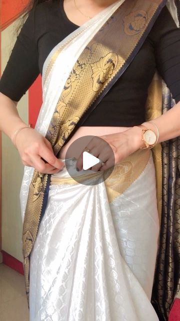 New Trending Sarees, Drape Silk Saree, Sari Draping Styles, Different Saree Draping Styles, How To Wear A Sari, Sari Draping, Saree Packing, Neetu Singh, Draping Styles