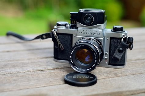 Pentax S1A SLR film camera Pentax Camera, Film Projector, Photography Things, Photo Hacks, Photo Lens, Old Cameras, 35mm Camera, Best Laptops, Film Cameras