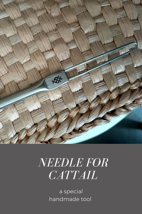 The needles are an great tool if you want to make a cattail hat, shopper or other bag. With this needle, you will be able to work with cattail on your own and experiment with it if you have already become acquainted with this material - it is perfect to drag this material. Cattail Weaving, Diy Home Crafts, To Work, Weaving, Tools, Hats