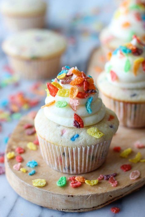 Best Mac And Cheese Recipe Easy, Fruity Pebble Cupcakes, Cake Feta, Cupcake Topping, Best Mac N Cheese Recipe, Fruity Pebble, Funfetti Cupcakes, Easy Cupcake Recipes, Easy Cupcakes