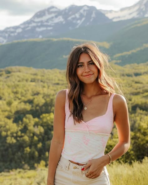 All Posts • Instagram Halle Sandberg Photoshoot, Washington Senior Pictures, Senior Picture Ideas Brunette, Professional Picture Ideas, Cute Senior Picture Ideas, Senior Pics Outfits, Pretty Senior Pictures, Halle Sandberg, Mountain Pics