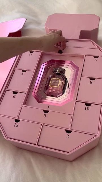 Victoria's Secret on Instagram: "We took the guesswork out of holiday gifting with our very-first beauty advent calendar. P.S. It’s okay if you open them all at once." Victoria Secret Advent Calendar, Pink Box Gift Ideas, Beauty Box Ideas, Advent Calendar Aesthetic, Perfume Advent Calendar, Avent Calendar, Victora Secret, Holiday Marketing, Beauty Advent