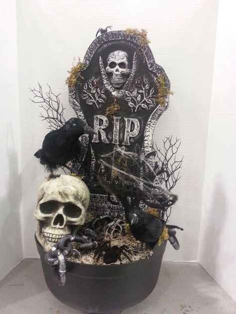 Skull Topiary Diy, Skeleton Flower Pot, Diy Halloween Skull Topiary, Skull Planter Diy, Skull Centerpiece Halloween, Halloween Centerpiece Ideas, Skull Vase With Flowers, Décoration Table Halloween, Table Halloween