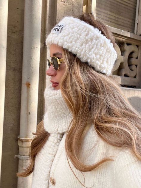 Winter Headband Outfit, Winter White Outfit, Professional Chic, Headband Outfit, Winter Fashion Outfits Casual, Winter Headbands, Easy Winter Outfit, Winter Hairstyles, Elegant Hairstyles