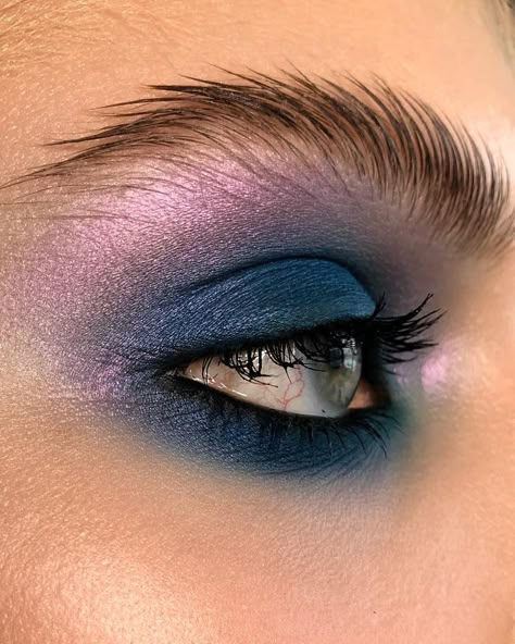 Blue Makeup Looks Simple, Dark Blue Makeup Looks, Artsy Eyeliner, Dark Blue Makeup, Make Up Prom, Makeup Looks Simple, Prom Make Up, Make Up Diy, Pale Makeup