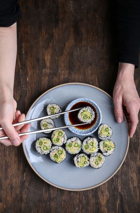 This vegan sushi roll recipe is filled with asparagus tempura and creamy avocado. Check out my sushi rolling tutorial! | olivesfordinner.com #vegansushibowl #vegansushirice #vegansushi #vegetariansushi #vegansushifillings #bestvegansushi #makivegan #vegansushifish #easyvegansushi #veganeel #veganmakirolls #vegansushirollrecipe #howtorollasushiroll #vegansushiroll #vegansushiingredients #vegansushirecipe #vegansushiideas #vegansalmonsushi #glutenfreesushi Asparagus Sushi Rolls, Asparagus Tempura, Gluten Free Sushi, Tofu Sushi, Tempura Sushi, Asparagus Rolls, Vegan Sushi Rolls, Sushi Rolling, Sushi Fish