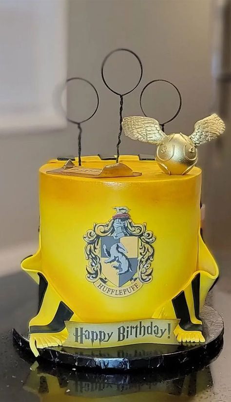 30 Harry Potter Birthday Cake Ideas : Hufflepuff Themed Cake Harry Potter Theme Cake, Baby 1st Birthday Cake, Harry Potter Snacks, Girls First Birthday Cake, Dessert Decor, Small Birthday Parties, Harry Potter Birthday Cake, Cumpleaños Harry Potter, Black Cake