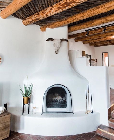 Nikol Klein - Realtor on Instagram: “This white adobe fireplace makes a big statement and adds a modern vibe to this older Spanish style home. Who else would agree? ➡️ Be sure…” Southwest Interior Design, Southwestern Interior, Southwest Style Home, Santa Fe Style Homes, Southwest House, Southwest Modern, Southwest Living, Ideas Terraza, Santa Fe Home