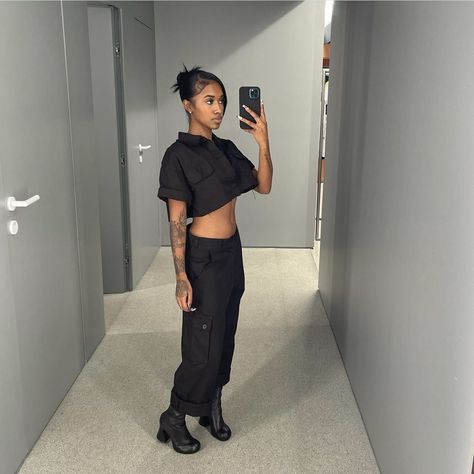 Boots Black Outfit, Haile Rose, Mirror Poses, Ootd Streetwear, Instagram Face, Boxy Shirt, Monochrome Outfit, Half Sleeve Tattoo, Tshirt Outfits