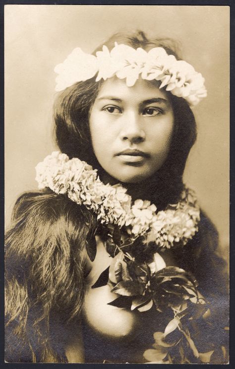 Polynesian People, Hawaiian Woman, Hawaiian Dancers, Maori People, Hawaiian Art, Old Photography, Hawaiian Culture, Polynesian Culture, Vintage Hawaii