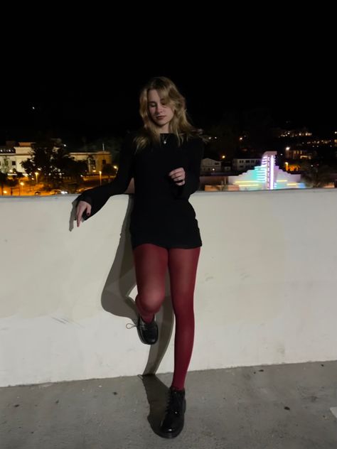 Colorful tights Red Tights, Mode Grunge, Red Stockings, Estilo Punk, Looks Street Style, Mode Ootd, Tights Outfit, Mein Style, Mode Inspo