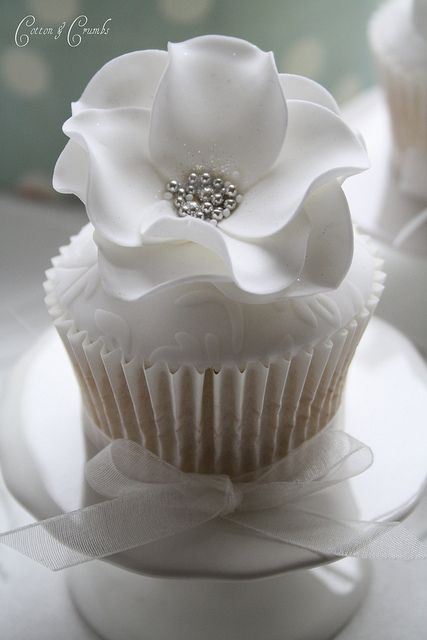 pretty Cupcakes Bonitos, White Wedding Cupcakes, Cupcakes Flores, Pretty Cupcakes, White Cupcakes, Beautiful Cupcakes, Flower Cupcakes, Deilig Mat, Cupcake Cake